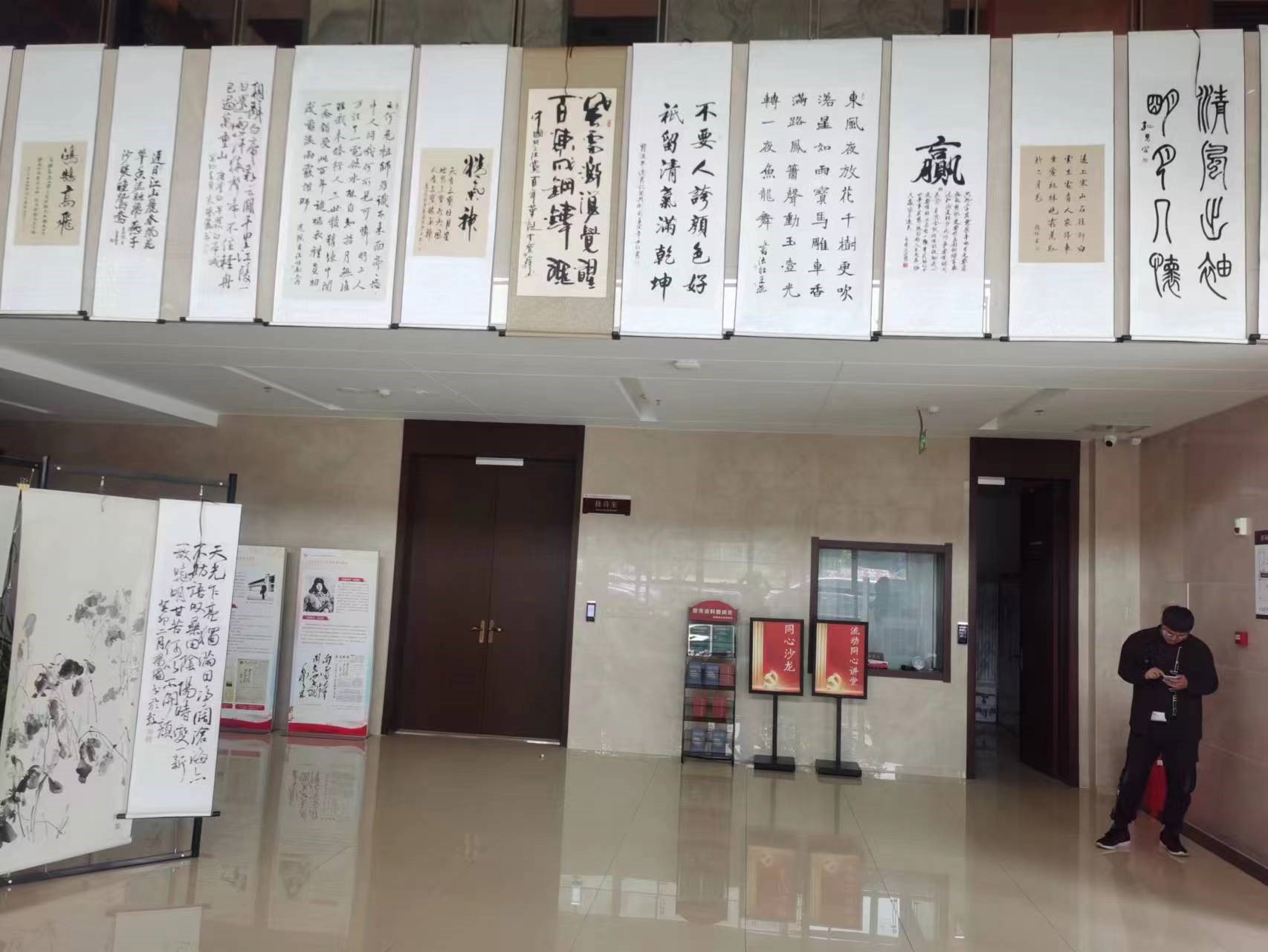 我校书法社成功举办”师生书画展”